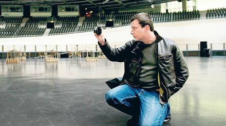 Viel Platz für ein Filmteam bietet das Velodrom, das Locationscout Roland Gerhardt begutachtet. In einer Ein-Zimmer-Wohnung wird’s beim Dreh dagegen eng. Foto: dapd