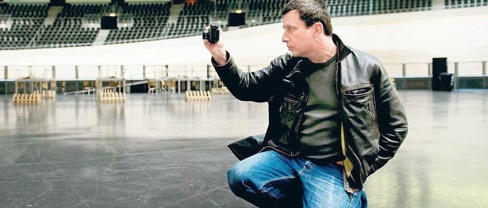 Viel Platz für ein Filmteam bietet das Velodrom, das Locationscout Roland Gerhardt begutachtet. In einer Ein-Zimmer-Wohnung wird’s beim Dreh dagegen eng. Foto: dapd