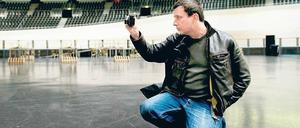 Viel Platz für ein Filmteam bietet das Velodrom, das Locationscout Roland Gerhardt begutachtet. In einer Ein-Zimmer-Wohnung wird’s beim Dreh dagegen eng. Foto: dapd