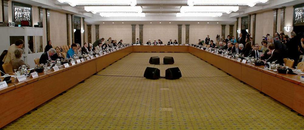 Die Teilnehmer sitzen 08.06.11 in Berlin bei einer Sonderkonferenz der Länder- und Bundesministerien für Gesundheit und Verbraucherschutz zur Ehec-Krise im Saal.