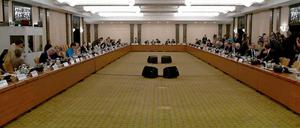 Die Teilnehmer sitzen 08.06.11 in Berlin bei einer Sonderkonferenz der Länder- und Bundesministerien für Gesundheit und Verbraucherschutz zur Ehec-Krise im Saal. 