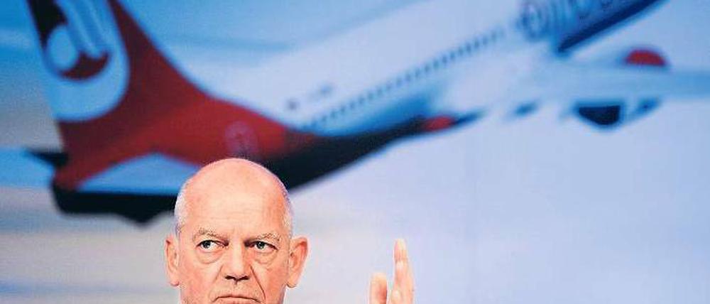 Meister der Ankündigung. Air-Berlin-Chef Joachim Hunold will 2011 operativ und 2012 unterm Strich wieder Gewinne schreiben. Der Börse gefällt es – zeitweise. Foto: dapd