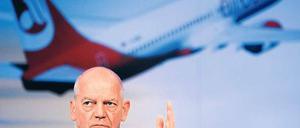 Meister der Ankündigung. Air-Berlin-Chef Joachim Hunold will 2011 operativ und 2012 unterm Strich wieder Gewinne schreiben. Der Börse gefällt es – zeitweise. Foto: dapd
