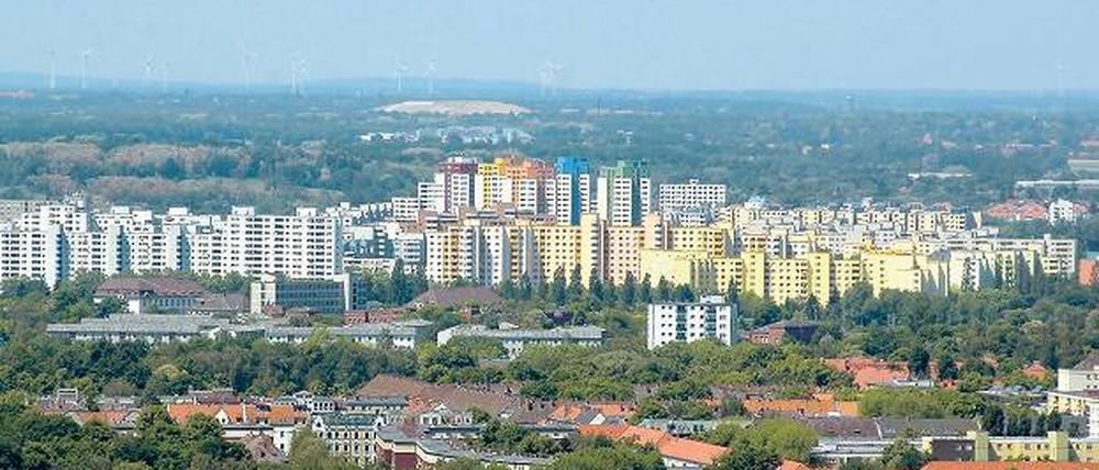 Städtisches Staaken: langgestreckte Gebäuderiegel und Hochhäuser. Foto: Imago