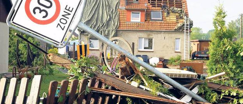 Zäune, Fassaden und Dächer sollten immer sturmfest sein. Foto: Klawitter/dpa/tmn