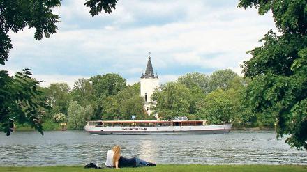 Romantik in der Stadt – die Halbinsel Stralau vom Treptower Park aus gesehen. Foto: Ilona Studre