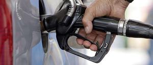 Tanken ist teuer. Verkehrsminister Ramsauer will die Preisspirale gesetzlich verlangsamen.