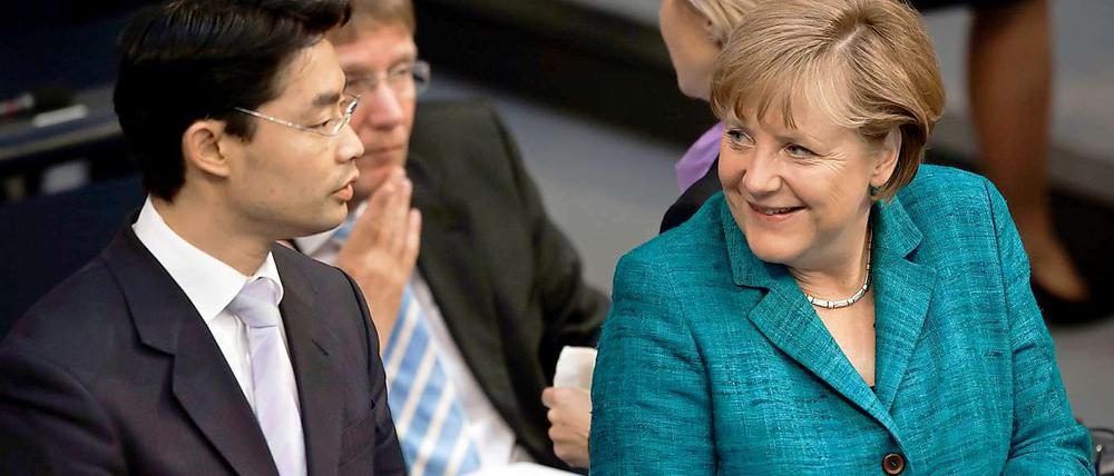 Merkel und ihr Neuer. Philipp Rösler durfte die Regierungserklärung von Bundeskanzlerin Angela Merkel vor dem G-8-Gipfel von einem neuen Platz aus verfolgen: direkt neben ihr als Vizekanzler.