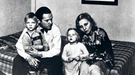 Eine deutsche Familie. Veit Harlan und Hilde Körber mit ihren Kindern Thomas und Maria Christiane (1933).
