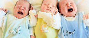 Schnell zurück! Obwohl Dect-Babyfone eine Reichweite von 300 Metern versprechen, ist zwei Häuser weiter meist Schluss. Viele andere Modelle kommen kaum über die Nachbarwohnung hinaus. So ist man wenigstens schnell wieder zu Hause, falls das Baby schreit. Foto: dpa