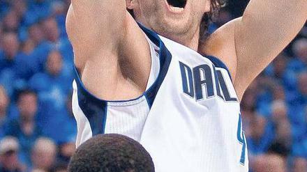 Perfekte Technik. Dirk Nowitzki steigt gegen den für Oklahoma spielenden Schweizer Thabo Sefolosha zu einem seiner unwiderstehlichen Sprungwürfe hoch. 