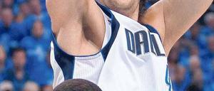 Perfekte Technik. Dirk Nowitzki steigt gegen den für Oklahoma spielenden Schweizer Thabo Sefolosha zu einem seiner unwiderstehlichen Sprungwürfe hoch. 
