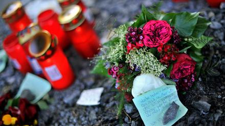 An der Stelle, wo sich das Drama um das Mädchen und den Jungen ereignete, liegen jetzt Blumen, Kerzen brennen.