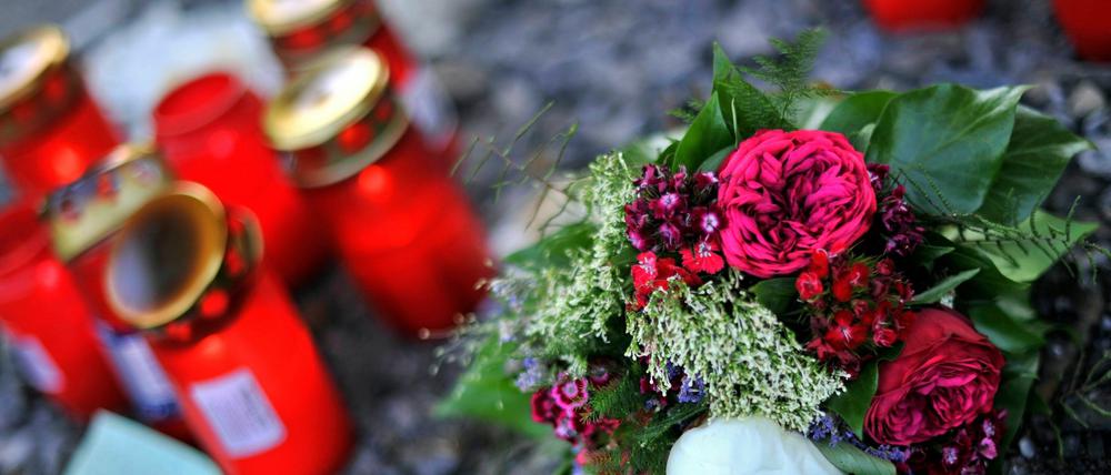 An der Stelle, wo sich das Drama um das Mädchen und den Jungen ereignete, liegen jetzt Blumen, Kerzen brennen.