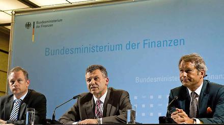 Der bayerische Finanzminister Georg Fahrenschon (CSU), Finanzstaatssekretär Werner Gatzer und der Finanzsenator von Berlin, Ulrich Nussbaum (parteilos, rechts im Bild), auf der Pressekonferenz zum Stabilitätsrat. 
