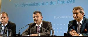 Der bayerische Finanzminister Georg Fahrenschon (CSU), Finanzstaatssekretär Werner Gatzer und der Finanzsenator von Berlin, Ulrich Nussbaum (parteilos, rechts im Bild), auf der Pressekonferenz zum Stabilitätsrat. 