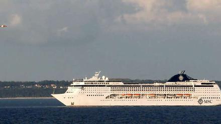Ohne Möglichkeit zu ankern. Das Schiff liegt steuerlos in der Ostsee.