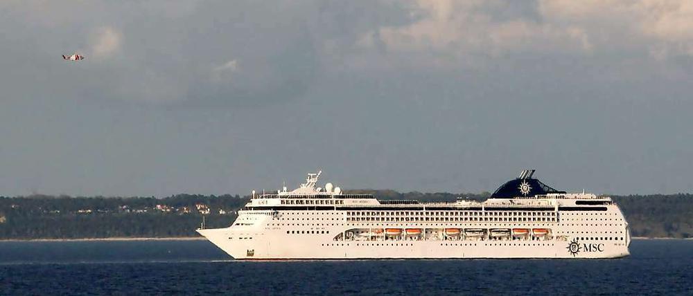 Ohne Möglichkeit zu ankern. Das Schiff liegt steuerlos in der Ostsee.