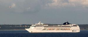 Ohne Möglichkeit zu ankern. Das Schiff liegt steuerlos in der Ostsee.