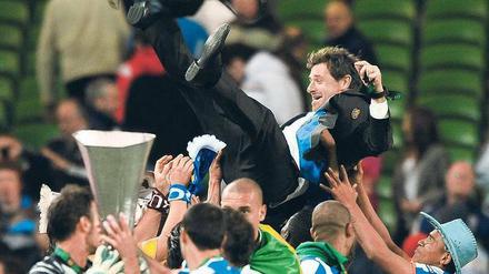 Die Leichtigkeit des Siegers. Portos Trainer André Villas Boas wird nach dem Gewinn der Europa League von seinen Spielern in die Luft geworfen. Foto: AFP