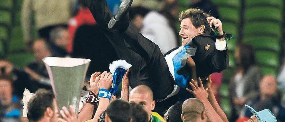 Die Leichtigkeit des Siegers. Portos Trainer André Villas Boas wird nach dem Gewinn der Europa League von seinen Spielern in die Luft geworfen. Foto: AFP