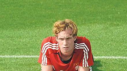 Liegen und warten. Andreas Ottl, der jahrelang beim FC Bayern München im Kader stand, wird vermutlich in den nächsten Tagen zu Hertha BSC nach Berlin wechseln. Foto: dapd