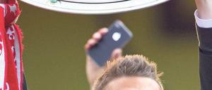 Die echte Schale. Piszczek ist mit dem BVB Meister geworden, die alten Kollegen mussten sich mit der Felge begnügen. Foto: dpa