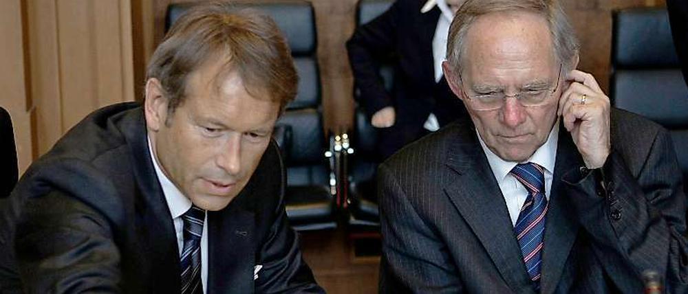 Berlins Finanzsenator Ulrich Nußbaum im April 2010 vor Beginn der konstituierenden Sitzung des Stabilitätsrates im Bundesministerium der Finanzen neben Bundesfinanzminister Wolfgang Schäuble.