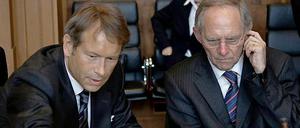 Berlins Finanzsenator Ulrich Nußbaum im April 2010 vor Beginn der konstituierenden Sitzung des Stabilitätsrates im Bundesministerium der Finanzen neben Bundesfinanzminister Wolfgang Schäuble.