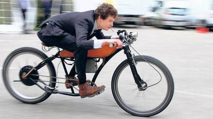 Die Zukunft auf zwei Rädern? Jedenfalls erfreuen sich Fahrräder mit Elektromotor auch hierzulande zunehmender Beliebtheit, einige hunderttausend sind schon unterwegs. Eine Verbreitung wie in China, wo inzwischen fast 150 Millionen E-Bikes fahren, werden wir vermutlich nicht schaffen. 