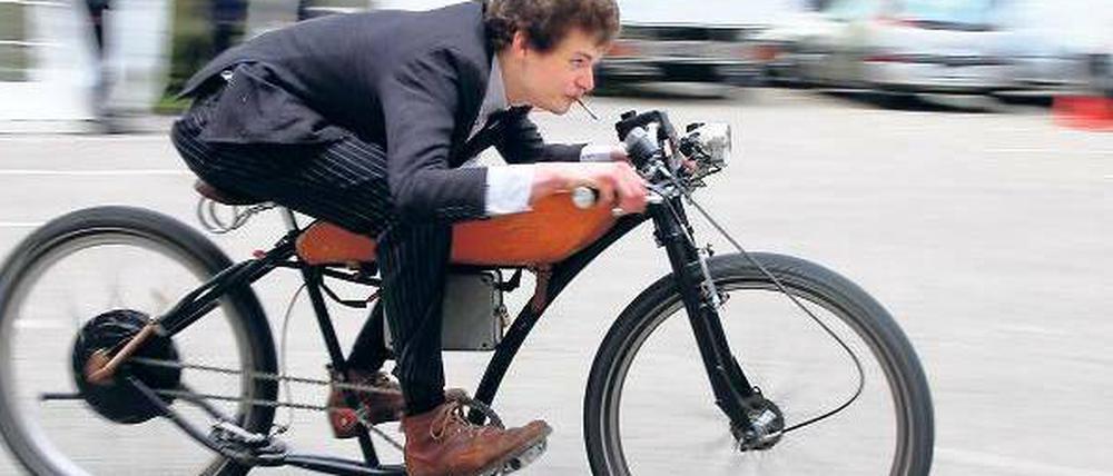 Die Zukunft auf zwei Rädern? Jedenfalls erfreuen sich Fahrräder mit Elektromotor auch hierzulande zunehmender Beliebtheit, einige hunderttausend sind schon unterwegs. Eine Verbreitung wie in China, wo inzwischen fast 150 Millionen E-Bikes fahren, werden wir vermutlich nicht schaffen. 