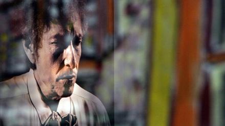 Ein Selbstporträt Bob Dylans spiegelt sich in einem Aquarell in der Ausstellung "Bob Dylan - The Drawn Blank Series".