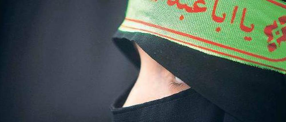 Eine iranische Studentin bei einer Demonstration gegen die Regierung von Bahrain Ende April in Teheran.