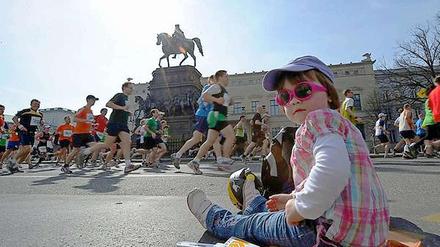 Spaßig oder nervig? Immer wieder kommt es in Berlin zu weiträumigen Sperrungen wie hier beim Halbmarathon.