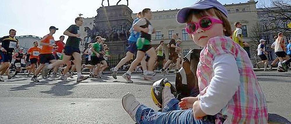 Spaßig oder nervig? Immer wieder kommt es in Berlin zu weiträumigen Sperrungen wie hier beim Halbmarathon.