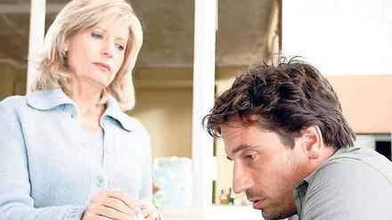 Verkatert. Hauptkommissarin Inga Lürsen (Sabine Postel) und Kommissar Stedefreund (Oliver Mommsen) sind Europas Grenzschutz-Polizisten auf der Spur – und einer Afrikanerin, die Jagd auf diese macht. Foto: Radio Bremen