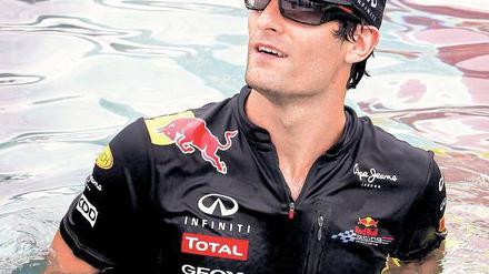 Bade- statt Weltmeister. Mark Webber posiert im Pool seines Formel-1-Teams. Foto: dpa