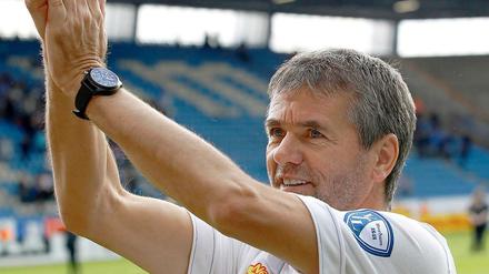 Friedhelm Funkel, 57, trainiert seit Saisonbeginn den Bundesligaabsteiger VfL Bochum. Es ist seine siebte Trainerstation nach Bayer Uerdingen, MSV Duisburg, Hansa Rostock, 1. FC Köln, Eintracht Frankfurt und Hertha BSC. 