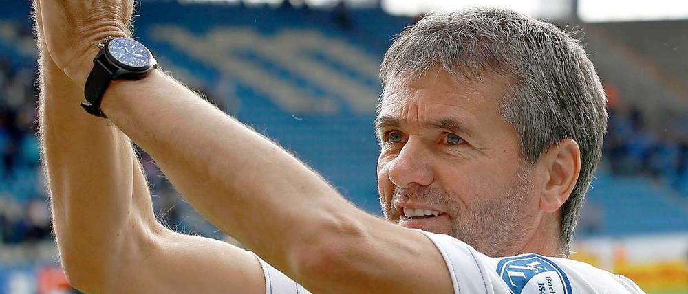 Friedhelm Funkel, 57, trainiert seit Saisonbeginn den Bundesligaabsteiger VfL Bochum. Es ist seine siebte Trainerstation nach Bayer Uerdingen, MSV Duisburg, Hansa Rostock, 1. FC Köln, Eintracht Frankfurt und Hertha BSC.