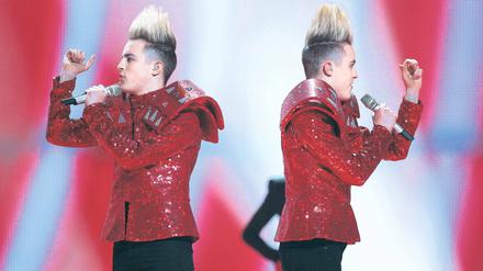 Die Favoriten der Buchmacher. Die Jedward-Zwillinge aus Irland und der französische Opernsänger Amaury Vassili lagen bei den Siegwetten weit vorn. Fotos: imago stock&amp;people