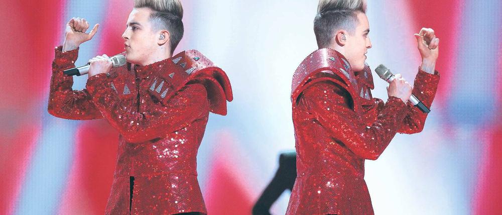 Die Favoriten der Buchmacher. Die Jedward-Zwillinge aus Irland und der französische Opernsänger Amaury Vassili lagen bei den Siegwetten weit vorn. Fotos: imago stock&amp;people