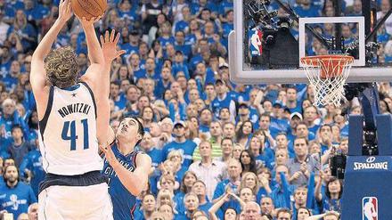 Wurf ins Finale. Im zweiten Versuch bringt Dirk Nowitzki die Dallas Mavericks 1:16 Minuten vor dem Ende mit 95:94 in Führung und bricht damit Oklahomas Siegeswillen. Foto: AFP