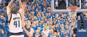 Wurf ins Finale. Im zweiten Versuch bringt Dirk Nowitzki die Dallas Mavericks 1:16 Minuten vor dem Ende mit 95:94 in Führung und bricht damit Oklahomas Siegeswillen. Foto: AFP