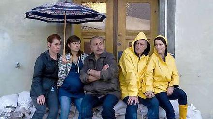 In der Flut: Barbara (Ulrike Krumbiegel), Dixie (Sarah Alles) und Thomas Stille (Wolfgang Stumph) sowie die Hubertys (Robert Atzorn, Victoria Trauttmansdorff, v.l.). 