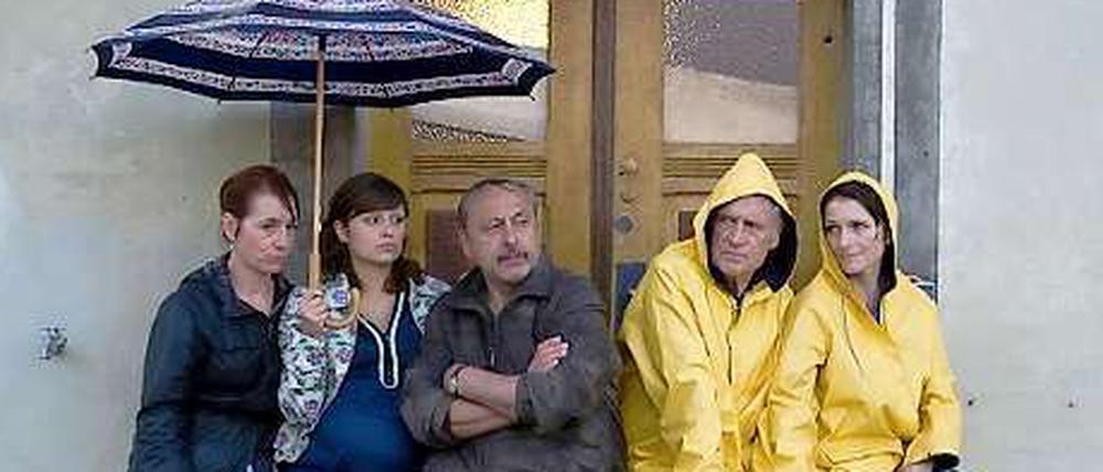In der Flut: Barbara (Ulrike Krumbiegel), Dixie (Sarah Alles) und Thomas Stille (Wolfgang Stumph) sowie die Hubertys (Robert Atzorn, Victoria Trauttmansdorff, v.l.).