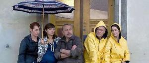 In der Flut: Barbara (Ulrike Krumbiegel), Dixie (Sarah Alles) und Thomas Stille (Wolfgang Stumph) sowie die Hubertys (Robert Atzorn, Victoria Trauttmansdorff, v.l.).