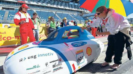 Schnittig. Auf Bequemlichkeit kommt es bei den Fahrzeugen nicht an, die derzeit auf dem Lausitzring ihre Runden drehen. Vielmehr sollen sie mit möglichst wenig Treibstoff möglichst lange Strecken zurücklegen. Foto: dpa/Patrick Pleul