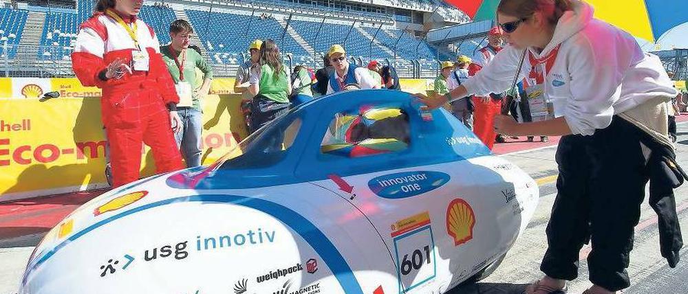 Schnittig. Auf Bequemlichkeit kommt es bei den Fahrzeugen nicht an, die derzeit auf dem Lausitzring ihre Runden drehen. Vielmehr sollen sie mit möglichst wenig Treibstoff möglichst lange Strecken zurücklegen. Foto: dpa/Patrick Pleul