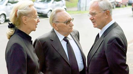 Egon Bahr (Mitte, hier ein Archivbild) diskutiert mit Manfred Stolpe. Und der hört ganz genau hin.