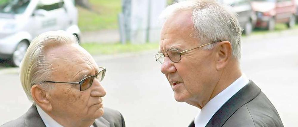 Egon Bahr (Mitte, hier ein Archivbild) diskutiert mit Manfred Stolpe. Und der hört ganz genau hin.